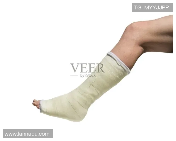 足球明星因伤断腿紧急打石膏重返赛场的艰难历程与心路历程 足球明星因伤断腿紧急打石膏重返赛场的艰难历程与心路历程